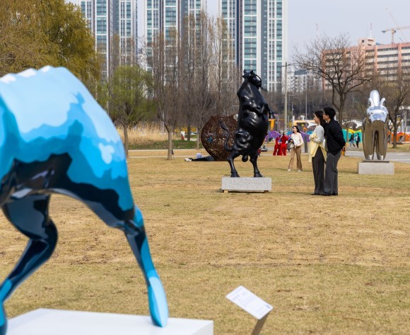 지난 2일부터 반포 한강공원에 설치된 크라운해태제과의 조각작품들을 시민이 감상하고 있다. ⓒ 크라운해태제과