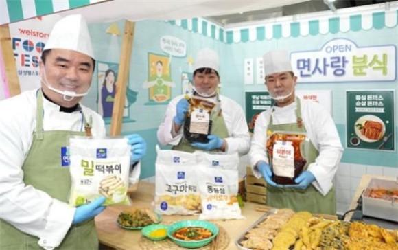 면사랑이 분식 특별테마관에서 떡볶이와 튀김 등 주요 제품을 보여주고 있다. ⓒ 면사랑