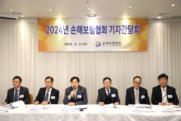 이병래 손해보험협회 회장(왼쪽에서 세번째)이 3일 기자간담회를 개최하고 유병력자 실손보험을 개편하겠다고 밝혔다. ⓒ 손해보험협회