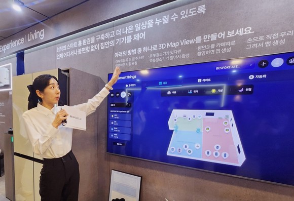 삼성전자 모델이 'AI 홈' 기능을 설명하고 있다. = 이인영 기자