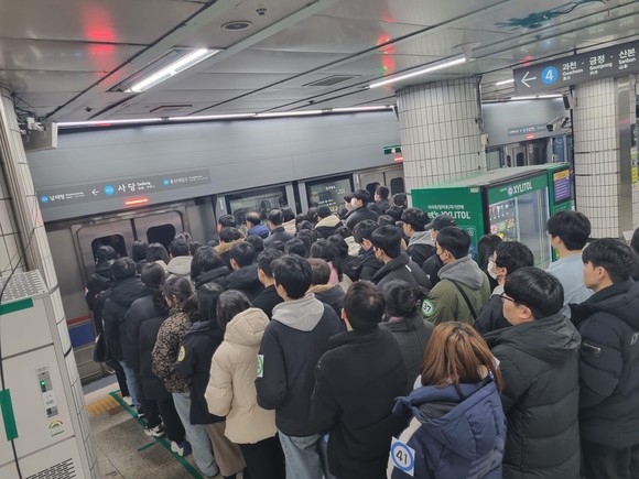 혼잡 지하철 출퇴근 상황을 재현한 서울 사당역 군중밀집 실증 구축 영상 샘플 사진. ⓒ 과학기술정보통신부
