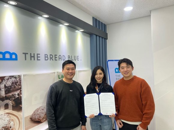 사진 왼쪽부터 △문동진 더브레드블루 대표 △윤서연 소유에프앤비 대표 △구교일 그랜마찬 대표. 각 사 대표들은 친환 경 비건식품 공동 개발을 위한 업무협약을 체결했다. ⓒ 더브레드블루