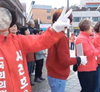 서천호 후보 일부 자원봉사가 서천호 이름과 기호가 부착된 붉은 색의 상의를 착용하고 선거운동원들 대열에 참가하고 있다. ⓒ 프라임경제