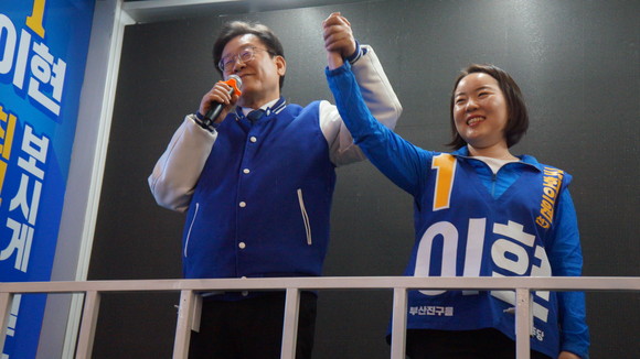 이재명 당 대표가 3일 부산 서면 집중유세에 지역구인 이현 후보 지지 유세를 하고 있다. ⓒ 박비주안 기자