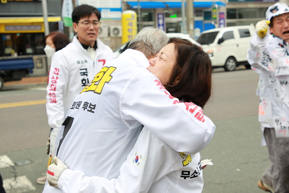 최상화 후보가 삼보일배를 마친 손경란 배우자를 측은한 마음으로 포옹을 하고 있다. ⓒ 프라임경제
