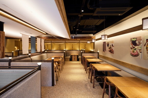 CJ푸드빌이 운영하는 '제일제면소 올림픽공원점'이 일품요리와 주류를 강화한 매장으로 리뉴얼 오픈했다. © CJ푸드빌