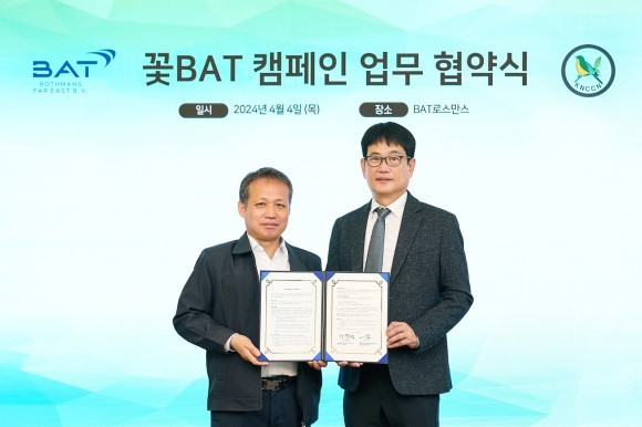 지난 4일 BAT로스만스 본사에서 열린 '2024년 꽃BAT 캠페인' 업무 협약식에서 (왼쪽부터) 정경열 자연보호중앙연맹 서울특별시협의회 사무국장과 장유택 BAT로스만스 대외협력팀 전무가 기념촬영을 하고 있다. ⓒ BAT로스만스