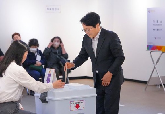 강기정 광주광역시장이 5일 오후 서구 광주학생교육문화회관에 마련된 22대 국회의원 선거 사전투표소에서 투표를 하고 있다. ⓒ 광주광역시
