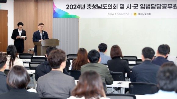도의회 및 시군의회 입법담당공무원 연찬회에서 이정구 사무처장이 인사 말씀을 하고 있다. ⓒ 의회사무국