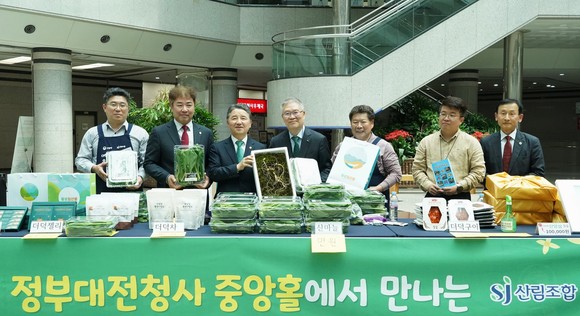 남성현 산림청장(왼쪽 세번째) 우리 임산물 봄맞이 장터 방문 임업인 격려 후 기념촬영을 하고 있다. ⓒ 산림청