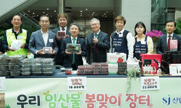 남성현 산림청장(왼쪽 네번째) 우리 임산물 봄맞이 장터 방문 임업인 격려 후 기념촬영을 하고 있다. ⓒ 산림청