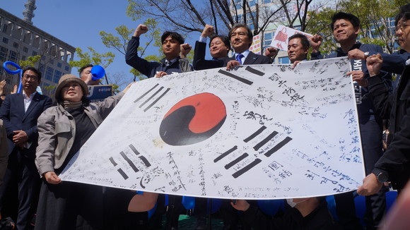9일 오전 부산시청 앞에서 부산 지지자들이 준비한 광복군 태극기를 들고 승리를 다짐하는 조국혁신당 비례대표 후보들. ⓒ 박비주안 기자