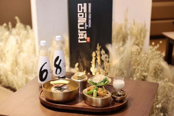 교촌에프앤비의 '메밀단편' 메뉴와 '은하수 막걸리' 제품 ⓒ 교촌에프앤비
