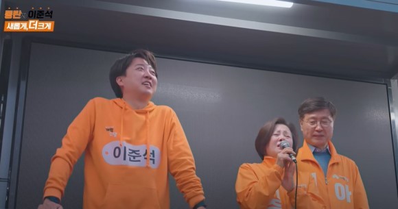 (왼쪽부터) △이준석 개혁신당 경기화성을 후보 △모친 김향자 씨 △부친 이수월 씨이다. ⓒ 유튜브 '여의도재건축조합'