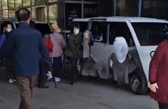 지난 5일 오후 2시 6분경 한 초고령 유권자가 사전투표장이 설치된 부산 남구 대연혁신지구 내 대연3동행정복지센터 앞에서 S재활복지센터 직원의 도움을 받아 차에서 내리고 있다. ⓒ 남구 김모 씨