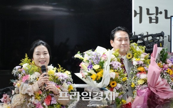장동혁 후보(좌측)국민의힘, 보령시·서천군)가 보령시 대천동 선거캠프에서 당선이 확실시 되자 부인인 괵민 씨가 지지자들과 함께 기쁨을 나누고 있다 ⓒ 프라임경제
