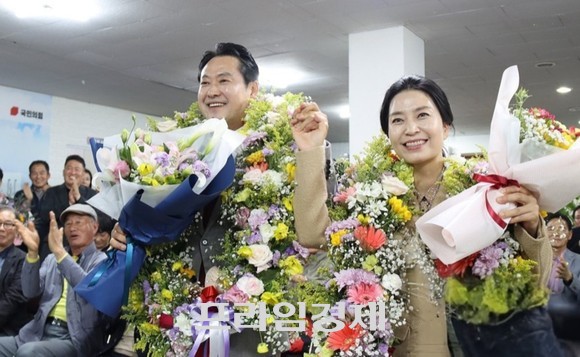 장동혁 후보(좌측)국민의힘, 보령시·서천군)가 보령시 대천동 선거캠프에서 당선이 확실시 되자 지지자들과 함께 기쁨을 나누고 있다 ⓒ 프라임경제