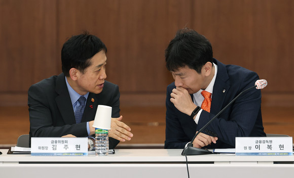 금융당국이 IFRS17 안착을 위해 올해까지 한시적 계도기간을 운영하기로 했다. 사진은 지난 1월 서민·소상공인 신용회복 지원을 위한 전 금융권 협약식에 참석한 김주현 금융위원장(왼쪽), 이복현 금감원장. ⓒ 연합뉴스