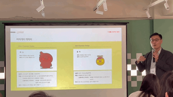 심규철 농심 마케팅팀 실장이 농심 짜파게티의 새로운 마스코트 '짜스'와 '올리'를 소개하고 있다. =배예진 기자