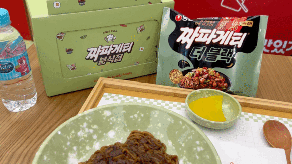 농심의 신제품 '짜파게티 더 블랙'. =배예진 기자