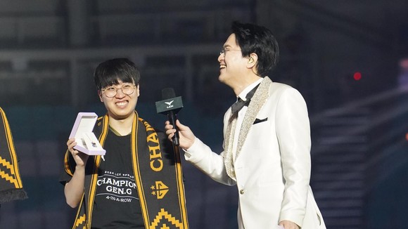 젠지의 우승을 이끈 탑 라이너 기인(김기인)은 결승전 MVP로 선정됐다. ⓒ LCK