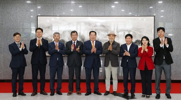 지난 15일 인주(仁州) 박진균 화백이 도민의 안녕과 도의회의 발전을 기원하며 수묵화 미술작품을 의회에 기증 후 기념촬영을 하고 있다. ⓒ 의회사무국