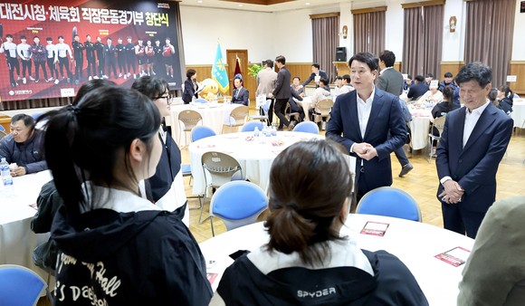 이상래 의장은 17일 대전 근현대사 전시관 대회의실에서 개최된 '대전시청·체육회 직장운동경기부 창단식'에 참석해 선수들을 격려하고 있다. ⓒ 의회사무국