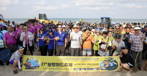 김동일 보령시장은 18일 태국 촌부리주 방센해변에서 쿤쁠름 센숙 시장 등과 함께 특별한 아침 환경정화 활동을 개최 후 단체 기념촬영을 하고 있다. ⓒ 보령시