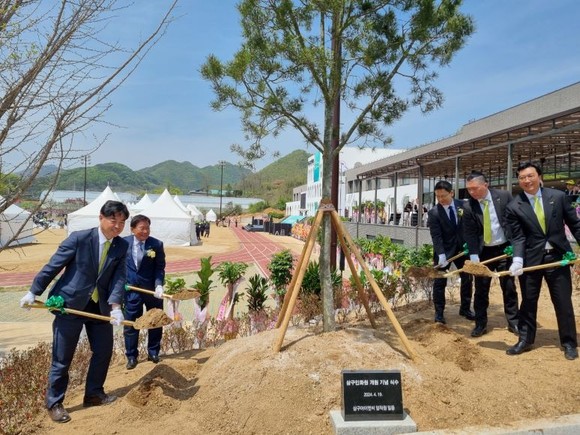삼구아이앤씨 임직원들이 연수시설 개원을 맞아 기념 식수 행사를 진행하고 있다. 구자관 책임대표사원(왼쪽 두 번째)은 "삼구인화원을 자사만의 공간이 아닌 고객사, 지역사회와 함께 도약할 수 있는 화합의 장으로 만들어 나갈 것"이라고 강조했다. = 김상준 기자