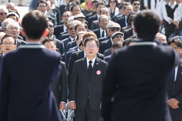이재명 더불어민주당 대표가 19일 오전 서울 강북구 국립 4·19 묘지에서 열린 제64주년 4·19 혁명 기념식에 참석했다. ⓒ 연합뉴스