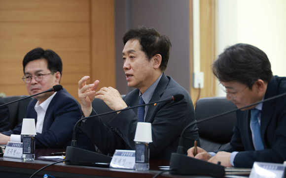 김주현 금융위원장이 중동전쟁으로 인해 국내 증시가 크게 흔들리자 19일 긴급점검 회의를 열었다. ⓒ 금융위원회