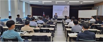 사공정규 교수가 '2024 퇴직준비교육(1기)'에 연자로 초청되어 강연하고 있다. ⓒ 프라임경제