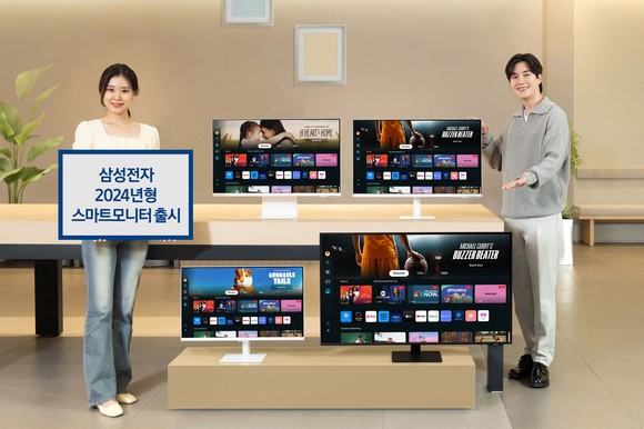 삼성전자 모델이 삼성스토어 청담점에서 홈 라이프 활용성을 강화한 2024년형 스마트모니터를 소개하고 있다. ⓒ 삼성전자