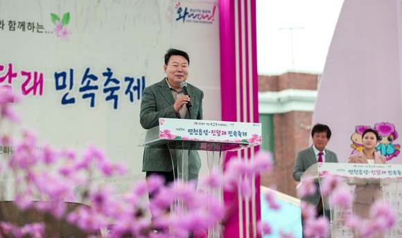 오성환 당진시장이 지난 20일 제21회 면천읍성·진달래 민속축제에서 축사를 하고 있다. ⓒ 당진시