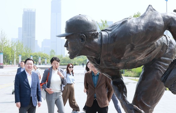이장우 대전시장장이 22일 중국 난징시 국제우의공원에서 상징조형물을 관람하고 있다. ⓒ 대전시
