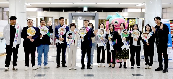 보령시는 23일 시청 직원 대상으로 응원과 격려를 통한 '웃는 날 생활화' 출근길 캠페인을 개최 후 기념촬영을 하고 있다. ⓒ 보령시