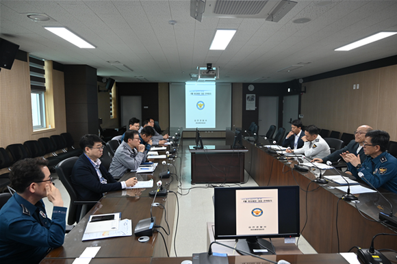 22일 경찰서장과 기능별 과장, 지역관서장 등 15명이 참석해 관내 범죄현황 분석과 지역치안 수요에 따른 맞춤형 범죄예방에 대한 논의를 하고 있다. ⓒ 김천시