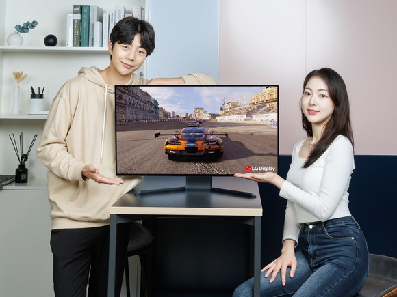 LG디스플레이 모델이 '31.5인치 게이밍 OLED 패널'을 소개하고 있다. ⓒ LG디스플레이
