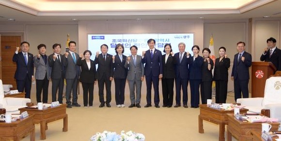 강기정 광주광역시장이 23일 오전 시청 비즈니스룸에서 열린 ‘조국혁신당 당선인 현안간담회’에 참석해 조국 대표 등 참석자들과 함께 기념촬영을 하고 있다. ⓒ 광주광역시