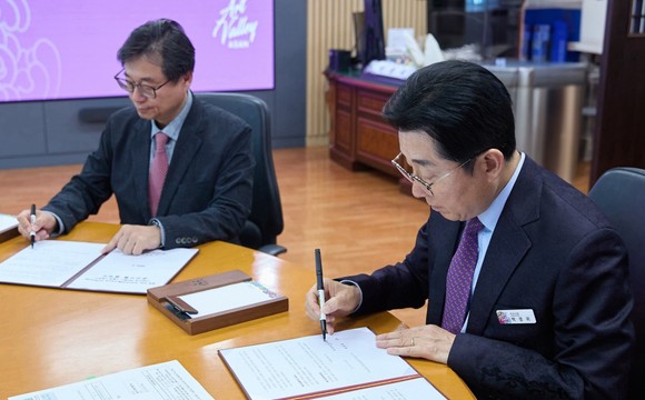 박경귀 아산시장은 23일 정성욱 서부내륙고속도로㈜ 대표와 '(가칭)신창 하이패스 나들목(이하 신창 나들목)' 신설 공사 협약을 체결하고 있다. ⓒ 아산시