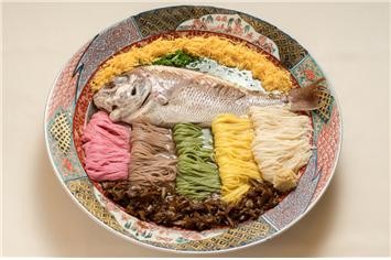 화려한 다이소멘 플레이팅. Ⓒ 농림수산성 '우리의 향토요리' 갭처