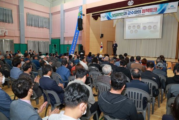 신우철 완도군수가 지난 22일 보길중학교 세연관에서 군민 행복, 정책 토크를 진행하고 있다. ⓒ 완도군