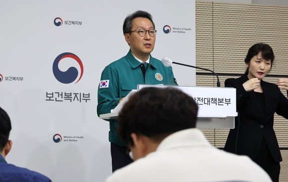 박민수 보건복지부 제2차관이 24일 정부세종청사에서 의사 집단행동 중앙재난안전대책본부 브리핑을 하고 있다. ⓒ 연합뉴스