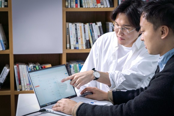 SKT 직원들이 SKT AI CCaaS를 운영하고 있는 모습. ⓒ SK텔레콤