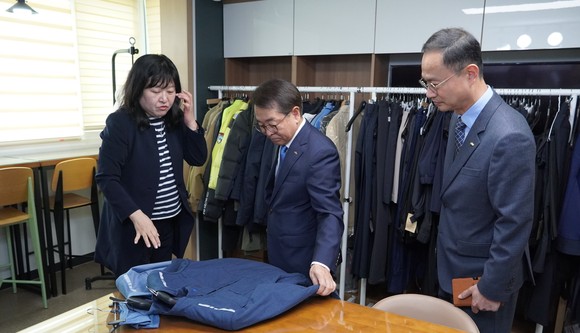 박형덕 서부발전 사장(가운데)이 이명화 현웅디자인 대표(왼쪽)에게 근무복 디자인에 대해 설명을 듣는 있다. ⓒ 서부발전