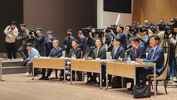25일 토론회에 참석한 개인투자자 대표 패널들이 금융 당국 관계자 발언을 듣고 있다. ⓒ 프라임경제