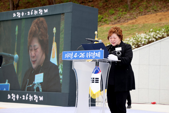 위령제에서 전도연(62) 씨가 '보고 싶은 우리 엄마에게'라는 제목의 편지를 낭독하고 있다. ⓒ 프라임경제