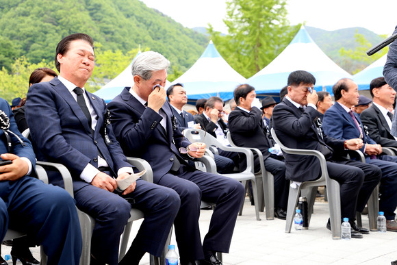 오태완 의령군수와 관계자들이 위령제에서 눈물을 흘리고 있다. ⓒ 프라임경제