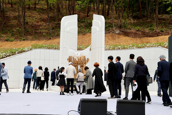 위령제에서 피해자 유족들이 헌화를 하고 있다. ⓒ 프라임경제
