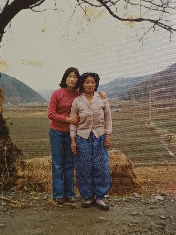 당시 20살이었던 피해자 유족 전도연 씨가 엄마 다정하게 사진 촬영을 하고 있다. ⓒ 프라임경제